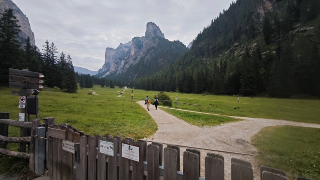 Hned za parkovištěm s menší restaurací začínají pastviny údolí Val Langental - Vallunga...