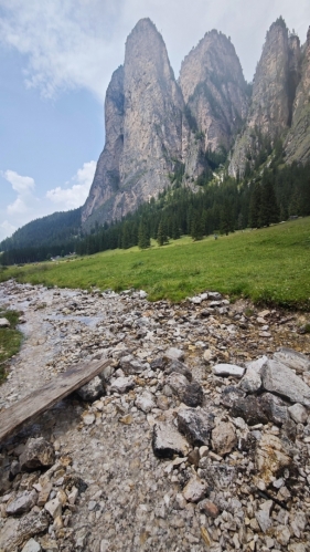 Štíty hor Piz dai Schic (1 750 m n. m.) se zdají být nepřístupné.
