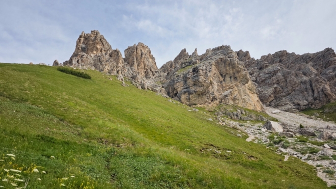 Začíná velmi hezká krajina plná skal a štítů, mezi nimiž budeme procházet do sedla Furcela.