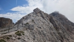 Col Torron (2 655 m n. m.) zakrývá vrchol Sas da Ciampac (2 667 m n. m.), na který se mnozí z výpravy před sousední sedlo Crespëina vydali. 