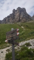 Na vrcholy nad našimi hlavami vedou ferraty A a B. Lukáš nemá ferratový set ani přilbu, přesto váhá s výstupem, který asi nebude moc těžký. Rozhodně však blížící se déšť.