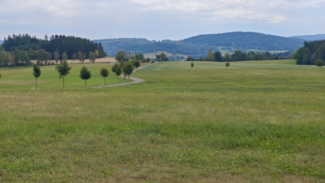 Pod Chlístovem vede krásná, úzká cesta.