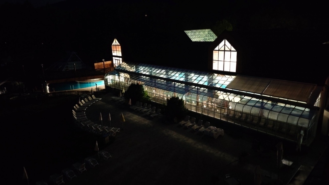 Noční pohled z okna hotelu na bazény lázní Zreče...