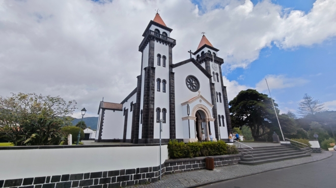 Igreja de São Nicolau se nachází v údolí Sete Cidades na São Miguel. Byla postavena v roce 1857 na příkaz plukovníka Nicolaua de Amarala a jeho manželky, jako splnění slibu. Vyznačuje se novogotickým stylem a odlehlou polohou, přístupnou alejí kryptomérií a araukárií. Původně součást statku, kostel byl v roce 1969 darován lidu a stal se důležitým náboženským a společenským centrem regionu. (Mapy.com)
