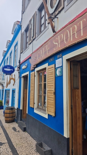 Peter Café Sport se nachází v historickém centru Horta na ostrově Faial a je ikonou azorské kultury, proslulou mezi jachtaři z celého světa. Založen v roce 1888 jako obchod s řemeslnými výrobky, vyvinul se v nezbytné setkávací místo pro ty, kteří překračují Atlantik, a je považován za jeden z nejlepších barů na světě. "Peter" je známý svou pohostinností, gin tonic a muzeem, které oslavuje jeho historii plnou námořnických příběhů a poct od osobností, jako byl papež Jan Pavel II. a španělští králové.