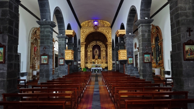 V kostele de Santa Maria Madalena se nachází ve vesnici Madalena na ostrově Pico a je to historický chrám s nejasnými počátky. V 19. století vynikala svou velikostí, později byla přestavěna s impozantní fasádou obloženou bílými dlaždicemi a dvěma věžemi. Interiér si zachovává původní detaily, jako jsou zlaté řezbářství a dlaždice zobrazující život svaté Marie Magdaleny, a také krásné vitráže a zlatou korunu darovanou dobrodincem. (mapy.com)