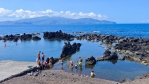 Koupaliště od oceánu odděluje hradba skal...