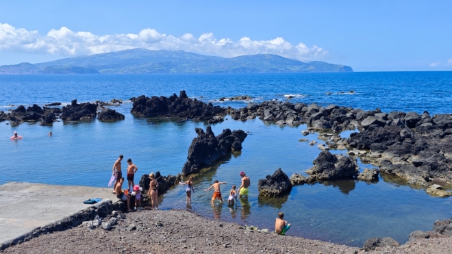 Koupaliště od oceánu odděluje hradba skal...