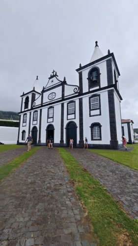 Kostel v Lajes de Pico - Igreja da Santíssima Trindade v Lajes do Pico, Açores, má kořeny v chrámu starším než z roku 1503. Současný kostel, postavený v 19. století kvůli populačnímu růstu, se nachází na Largo da Igreja, což je ústřední bod v obci. (Mapy cz)