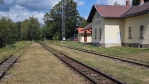 Jindřichohradecké úzkokolejky u nás mají zvuk, přesto byl provoz vlaků ztrátový a dlouhé roky zastaven. K obnovení nejen jízd historickým parním vláčkem, došlo teprve letos (2026).  Trať přejíždíme za zastávkou Kunžak-Lomy.