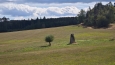 Jedeme kolem menhiru. V krajině příbývá kamenů.