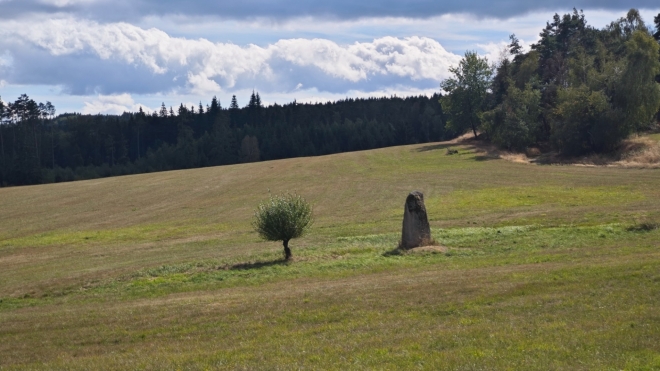 Jedeme kolem menhiru. V krajině příbývá kamenů.