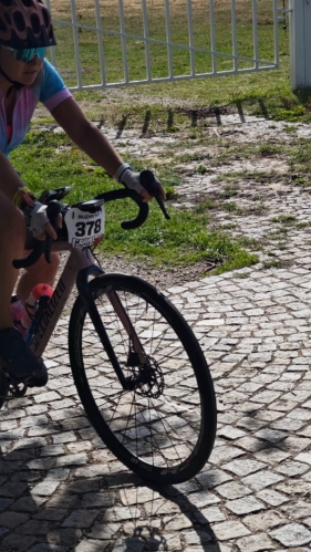 Proti nám jezdí davy cyklistů s čísly na svých gravelech. Jejich projížďka bude něco jako setkání cabrioletů či vozů Ferrari. Nikam nechvatají, jen se jako my orojíždí krásnou Českou Kanadou.