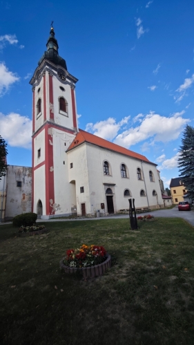 Kostel sv. Petra a Pavla v Nové Bystřici, původně gotický, byl poprvé připomínán v roce 1335, v 17. a 18. století byl po mnoha požárech barokně upraven. V interiéru se nacházejí např. gotické fresky z poloviny 14. století, náhrobní kameny ze zrušeného hřbitova, kaple sv. Barbory, ve věži jsou tři zvony. Barokní oltář je dílem sochaře Matthiase Strahovského a truhláře Jana Červenky, oltářní obraz Odevzdání klíčů namaloval Jan Leopold Teussinger. Pod kostelem je hrobka sloužící v 15. a 16. století jako pohřebiště pánů z Krajku. (Mapy com)