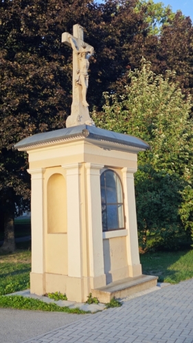 Barokní kaple z roku 1715. Na stříšce socha Ukřižování, ve výklenku socha Panny Marie Bolestné.