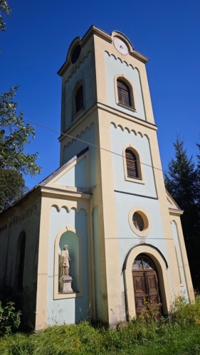 Kaple v Artolci byla postavena v roce 1891, je jedním z posledních dokladů na původní německé obyvatelstvo, které bylo odsunuto v roce 1945. Kaple je od roku 1979 v soukromém vlastnictví, bohoslužby se zde nekonají. V průčelí se nacházejí dvě niky s plastikami sv. Jana Nepomuckého a sv. Floriána. Na půdě je uložen původní hodinový stroj. (Mapy.com)