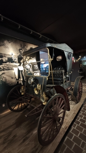 V muzeu vegeránů Nová Bystřice. Navštivte v centru Nové Bystřice v bývalé textilní továrně Muzeum veteránů. Jedná se o první a největší muzeum předválečných amerických automobilů v Čechách. Expozice je umístěna do několika sálů, ve kterých se seznámíte s vývojem automobilového průmyslu. (Mapy.com)