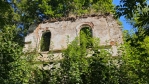 roce 1717 byla původní tvrz Matyášem Jindřichem Butzem z Rolsberka přestavěna na barokní zámek. V průběhu 19. století byl zámek upravován v duchu novogotiky, přičemž vznikla kaple a park. Po odsunu německého obyvatelstva a zřízení hraničního pásma zámek nejdříve obývala rudá armáda, poté sloužil ke kulturním akcím nebo jako sklad. Od 70. let 20. století postupně chátral. (Mapy.com)