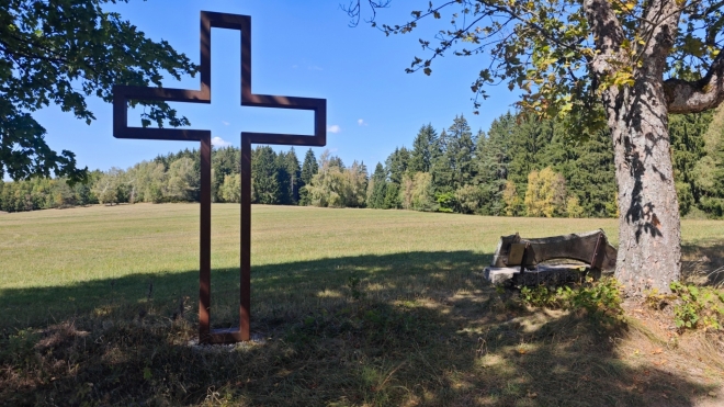 Křížová cesta vede na Hadí vrch (Výhon 647 m n. m.).