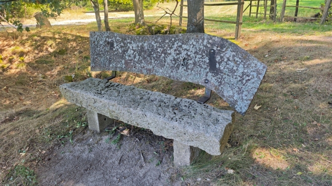 Kamenná lavice u Waldenu.