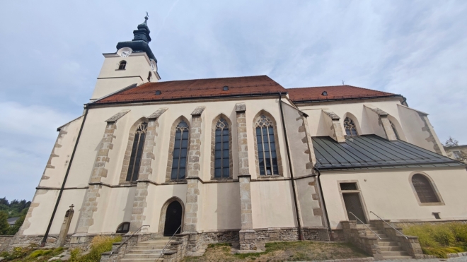 Farní kostel Litschau v Dolních Rakousích je významná stavební památka s kořeny sahajícími až do 13. století. Původně pod patronací zemského panství, ve 16. století se střídala v protestantském a katolickém užívání, než se po protireformaci od roku 1621 opět stala katolickou. Pozdně gotický halový kostel imponuje svou věží, křížovými klenbami a středověkými freskami. V 19. století proběhla rozsáhlá barokní nová výzdoba a restaurace, přičemž byly zachovány historické prvky. Kostel ukrývá cenná umělecká díla jako vitráže, oltáře od Hanse Greila a historické náhrobky, a také varhany od Maurachera. Do 18. století byl kostel obklopen hřbitovem, z něhož dnes zůstala jen márnice. (Mapa.com)