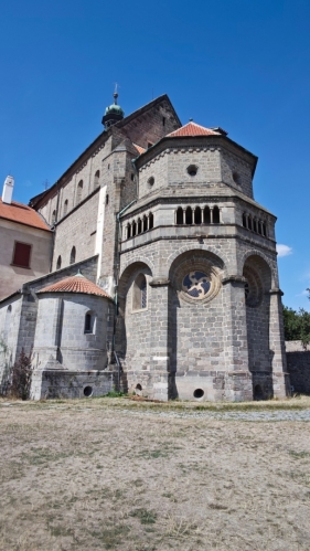 Vznikla v první polovině 13. století jako součást benediktinského kláštera, který v roce 1101 založili Litold Znojemský a Oldřich Brněnský. Je postavena v unikátním přechodném románsko–gotickém slohu. Klášter byl značně poškozen během obléhání uherskými vojsky Matyáše Korvína. Opravdovými skvosty baziliky jsou bohatě zdobený hlavní vchod zvaný Rajská brána, kruhová okna v apsidě. (Mapy.com) 