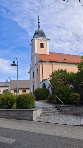 Farní kostel Eggern v Dolních Rakousích je významná josefínská církevní stavba z roku 1792. Původně kaple s hřbitovem z 15. století, byla Eggern v roce 1784 povýšena na farnost. Kostel zaujme svou klasicistní architekturou, včetně oltářního obrazu malíře Josefa Kastnera a varhan od Friedricha Heftnera z roku 1988. Nachází se centrálně na náměstí Angerplatz a je chráněn jako kulturní památka. (Mapy.com)