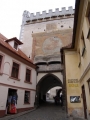 Jak jinak vstoupit do historického centra Prachatic, než branou, zvanou také Písecká, která spolu s dnes již nezachovalou Horní branou, Pasovskou, byla součástí městského opevnění. Hradbami bylo město opevněno již ve druhé polovině 14. století. Písecká brána se skládá ze dvou částí. Ta vnitřní část pochází z konce 15. století, ta vnější získala podobu čtyřboké věže s cimbuřím ze 16tého století.