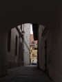 Další průchod nás vyvádí do uliček kolem náměstí. Celé jádro rezervace je malé a jde pohodlně projít za pár desítek minut. Pokud se tedy nezdržíte v některé z mnoha restaurací, v muzeu, či jinde.