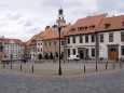 Kašna se sochou Spravedlnosti pochází ze 16. století. Roku 1583 ji se svými pomocníky vystavěl Ondřej Vlach, ale během staletí však často měnila svoji podobu. V roce 1903 byla socha Spravedlnosti nahrazena bustou císaře Josefa II. a po roce 1918 se objevil záměr upravit kašnu jako památník padlým v I. světové válce. Na své místo se socha vrátila až v roce 1925, ztraceny byly ale váhy, jeden z hlavních atributů Spravedlnosti, které původně tato socha držela v levé ruce.