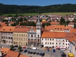 Před vznikem náměstí a sítě ulic se zde nacházela řada jednoduchých stavení, o jejichž úloze a účelu zatím existuje několik pracovních teorií. Buď se jednalo o předlokační osadu na Zlaté stezce, která mohla poskytovat servis projíždějícím karavanám, nebo o první obydlí budovatelů města - zemnice a povrchové stavby, které byly postupně nahrazovány dřevěnými a kamennými domy, rostoucími na ploše vyměřeného města. 