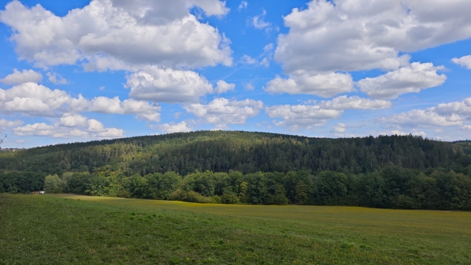 Pohled k Poněšické oboře od Karlova hrádku.