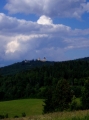 Pohled ke hradu od Kašperských hor. V okolí jsou nově vyznačeny turistické naučné stezky.