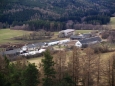 Hned u nich je i velký hřebčín, kde se můžete projet na koni.