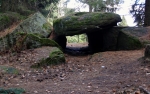 Co je to vlastně dolmen? Dle Wikipedie "kamenný stůl“ (z bretonštiny-keltský jazyk). Prehistorická megalitická stavba z velkých nepravidelných kamenných bloků, zpravidla gigantických rozměrů, patrně zbytek vnitřního prostoru pohřebních mohyl. Dolmeny dochovány v různých částech světa, v Evropě (především západní) od neolitu po dobu bronzovou.