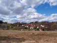 Po žluté docházíme do Švejcarovi Lhoty, zapadlé vísky mezi okolními kopci.