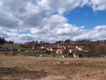 Po žluté docházíme do Švejcarovi Lhoty, zapadlé vísky mezi okolními kopci.