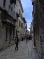 Úzké uličky jsou pro stará města na pobřeží Istrie velmi typická. Foceno nejspíš v Poreči.