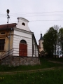 U kostela je cíl dnešní poutě. Necelé čtyři hoďky a asi tak 18 km i s blouděním, v krásné krajině mírných kopců bez provozu aut, kol i lidí. 