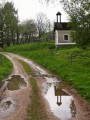 Louže na celkem slušné cestě nevadí, tuhle můžu využít pro atraktivní odraz kapličky na Dolní Sněžné. Tuhle část cesty jsem již podrobněji popisoval v článku "Sněžná, aneb tam, kde lišky dávají dobrou noc ..."