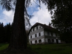 Jako Pension by tohle nebylo marné, ale potíž je jak se sem nahoru dostat. Hlavně v zimě to tady musí být totálně zarúbané.