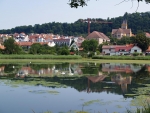 Městem Hluboká podjíždíme nám známý zámek, ale vy si klidně udělejte odbočku a vytlačte kola na zámeckou zahradu. Pokochejte se pohledem na davy turistů a zámek Hluboká především a sjeďte parkem dále po cestě směrem dolů k Vltavě.