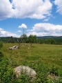 Je tu na co se dívat, atraktivní místo umocňuje upravená sypaná cesta po které to jede. Je to rozhodně lepší než jet po pozůstatcích rozbitých a neopravovaných asfaltkách.