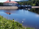 Před Vyšším Brodem je Vodní nádrž Lipno II. Ta byla postavena na západním okraji městečka a slouží jako vyrovnávací nádrž pro přehradní nádrž Lipno. Zachycuje přívaly vod, které vznikají při špičkovém chodu elektrárny Lipno, a vypouští je bez kolísavých průtoků dále do řeky. A právě tady pod ní je i proslulé nástupiště vodáků k splouvání Vltavy. To, že voda teče celé léto prakticky stejným průtokem, zajišťuje její sjízdnost.
