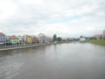 Pohled z mostu na novější část města