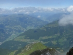 Údolí Zillertal se zdá ploché, ale zdání klame, vrcholky naproti mohou být jen o několik set metrů nižší.