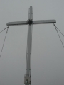 Kříž na vrcholu Kreuzjochu, jediný pohled, co si můžeme vychutnat v tomto počasí.