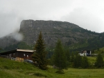 Impozantní Gerlossteinwand. Jen škoda, že začíná poprchat.