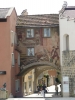 Zdobený průchod v městečku pod hradem.
