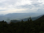 Pohled do údolí ze sedla Priehybka zhruba na jih, tedy k Muráňské planině (pokud se nepletu).